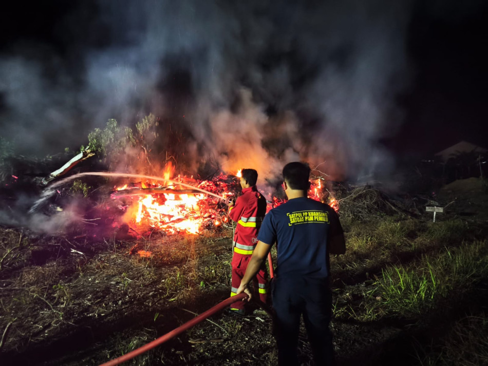 Siaga Karhutla! Satpol PP Kuansing Jinakkan Api di Benai, Bupati Suhardiman Ingatkan Warga