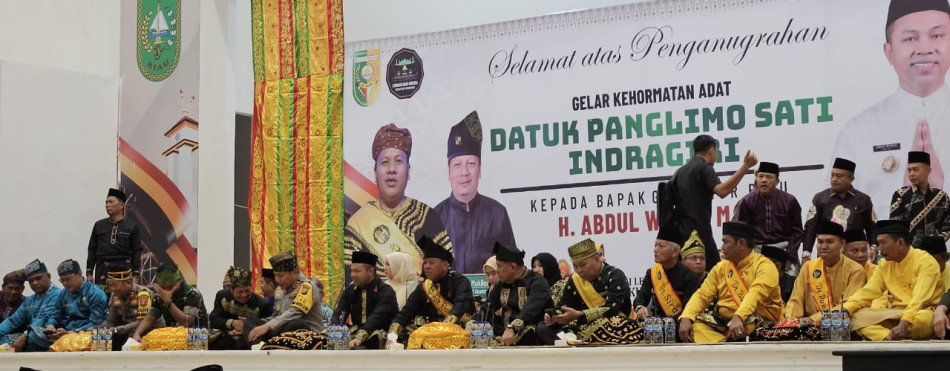 Gubernur Riau Abdul Wahid Resmi Sandang Gelar Adat 