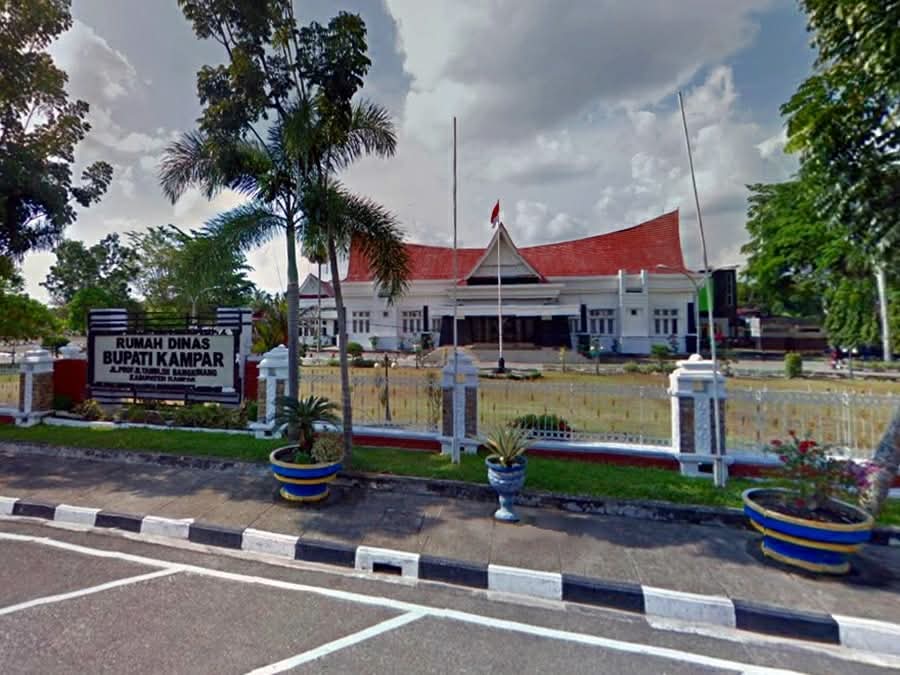 Satpol PP Rumah Dinas Bupati Kampar Ketakutan Usai Diancam Mutasi oleh Orang Dekat Bupati
