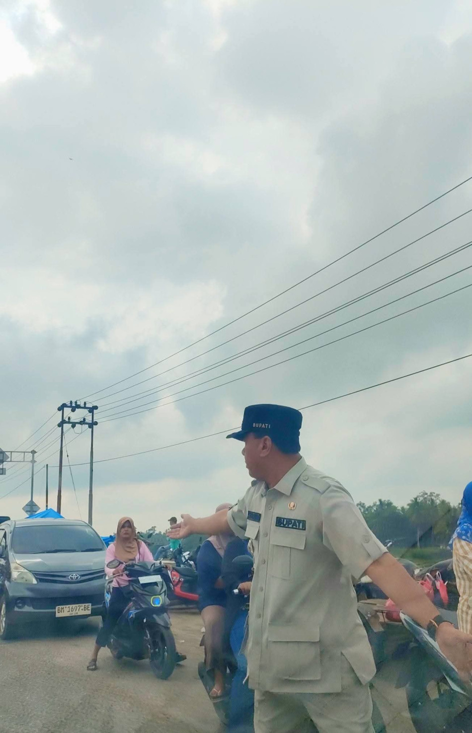 Bupati Suhardiman Turun Langsung Urai Kemacetan di Pasar Benai, Warga Apresiasi