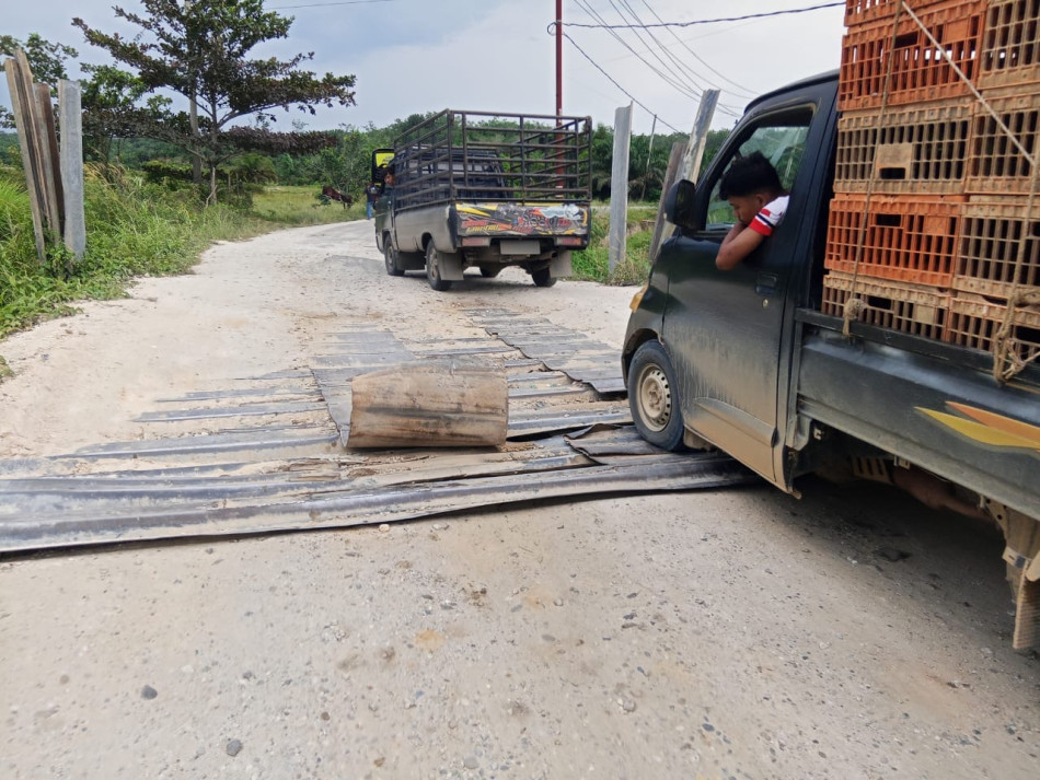 Jembatan Sinambek Sentajo Rusak Lagi, Bupati Suhardiman Geram Portal Jalan Dirusak