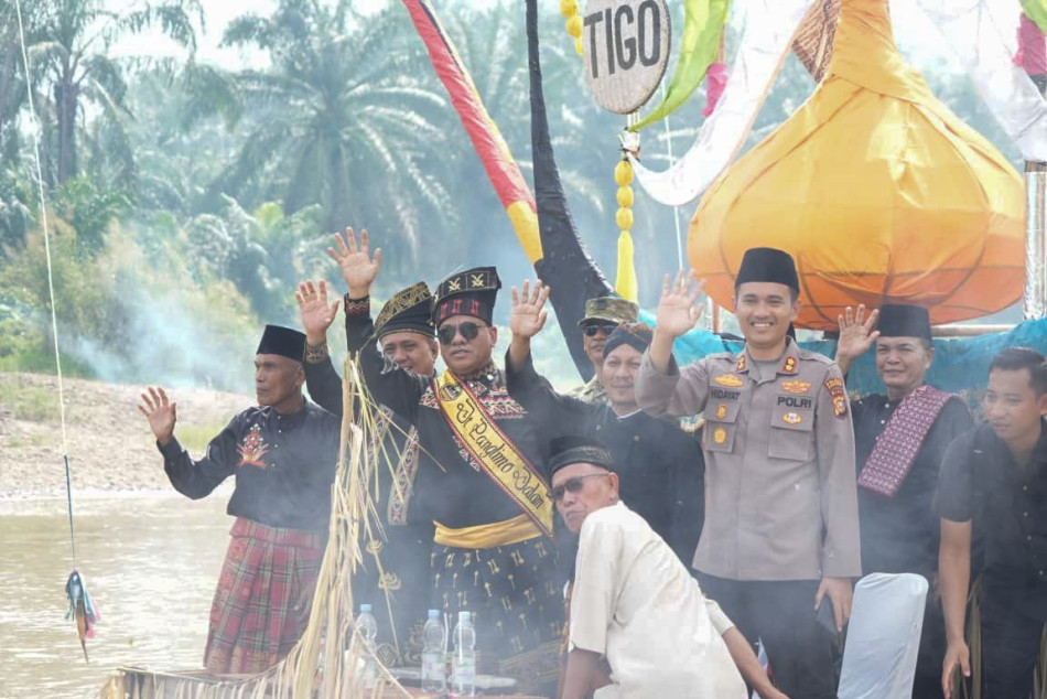 Meriah, Bupati Suhardiman Gaungkan Budaya Nusantara di Festival Perahu Beganduang 2026