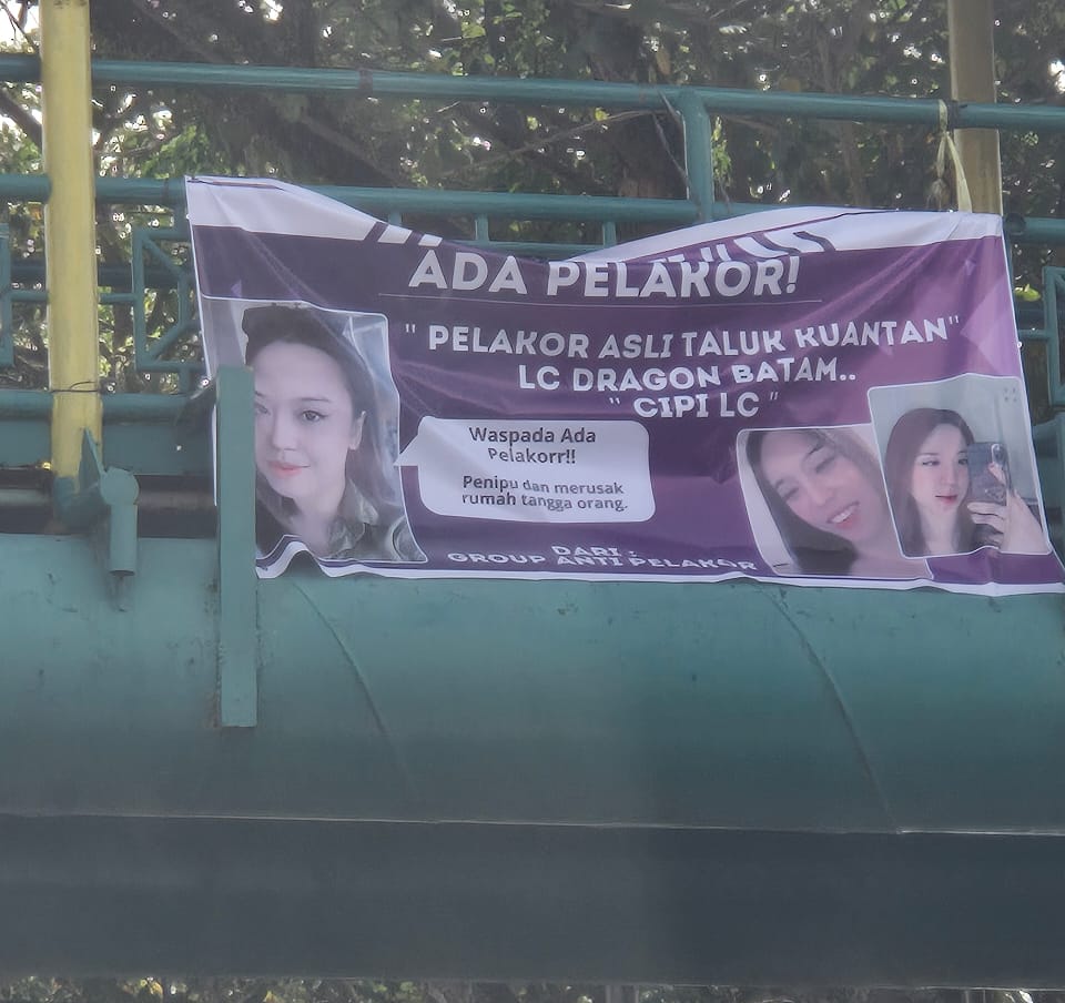 Terpampang Nyata! Wajah Perempuan Dituduh Pelakor Muncul di JPO Sudirman