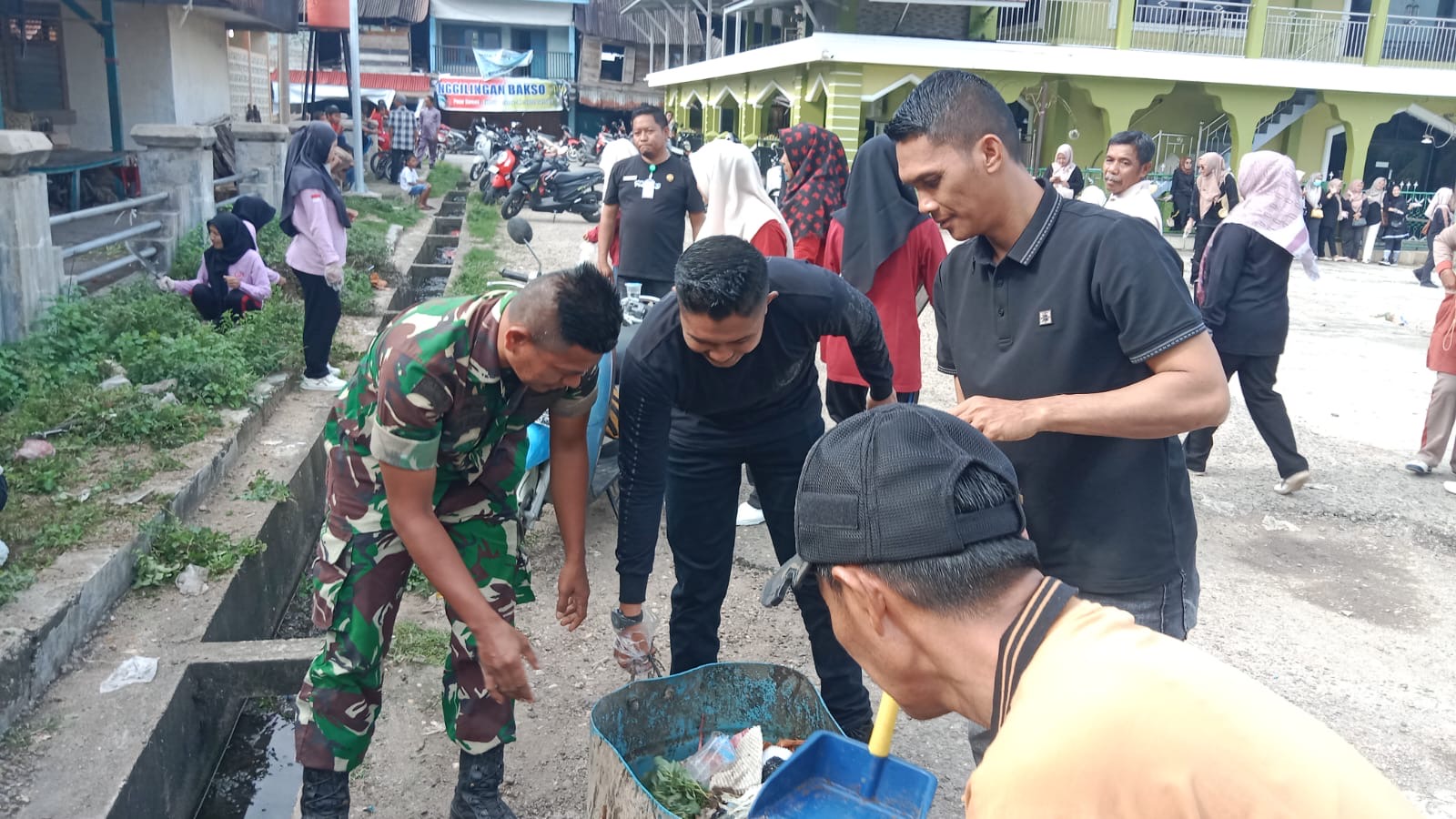 WFH Bukan Libur, Bupati Suhardiman Kerahkan ASN Gotong Royong di Kecamatan