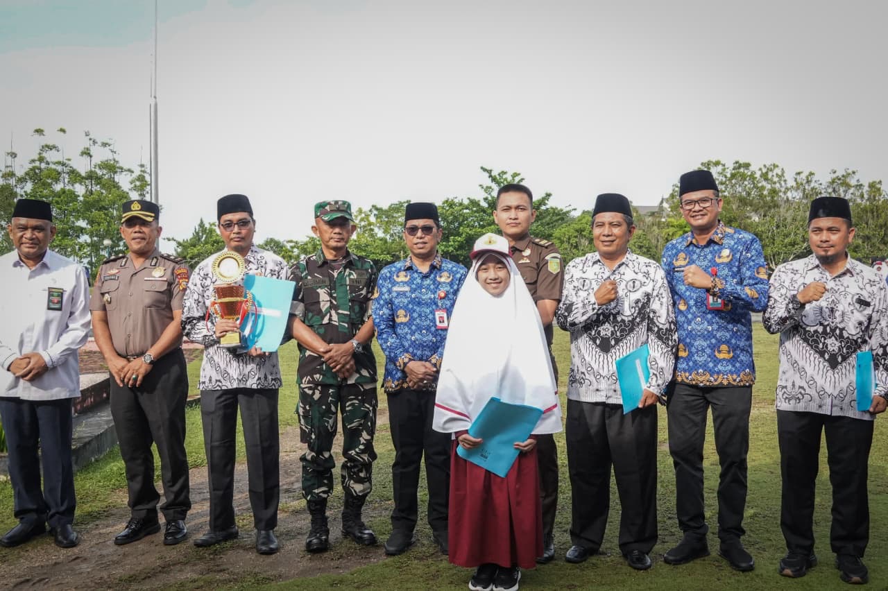 Di Hardiknas 2026, Bupati Kuansing Ganjar Penghargaan untuk Shanum, Hafidz Cilik Juara Nasional