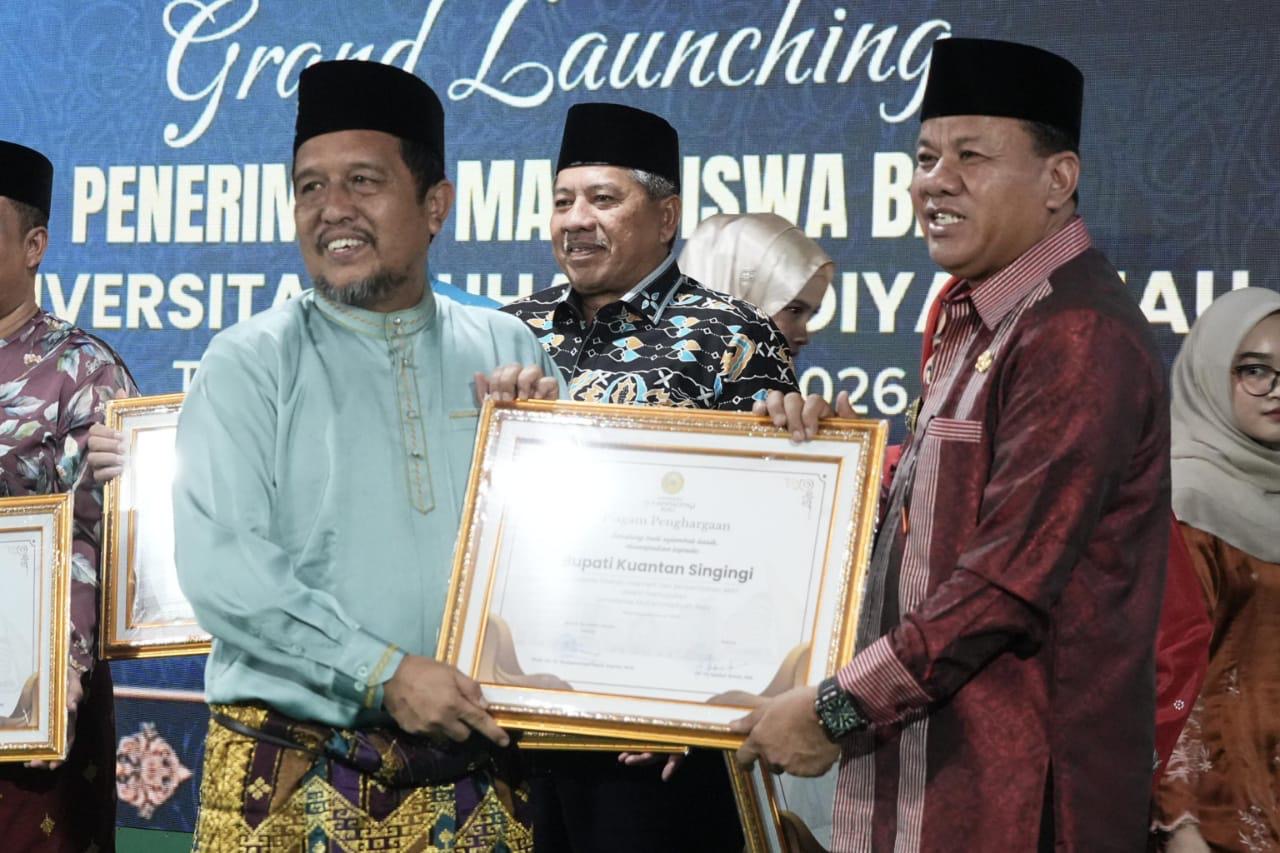 Peduli Pada Dunia Pendidikan, Bupati Suhardiman Di Ganjar Penghargaan Oleh Menteri Pendidikan