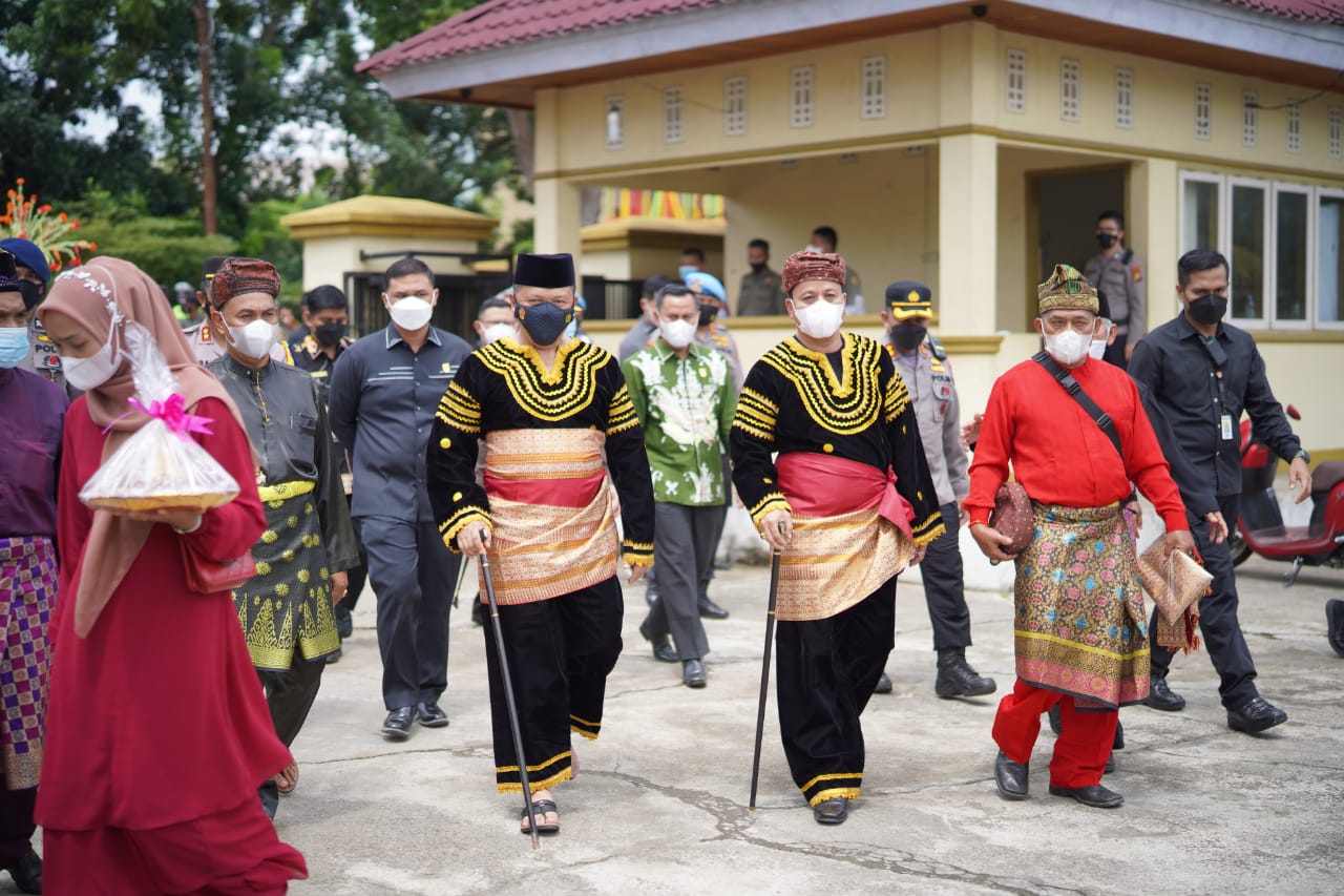 KAPOLDA RIAU DIANUGERAHI GELAR ADAT KUANSING 