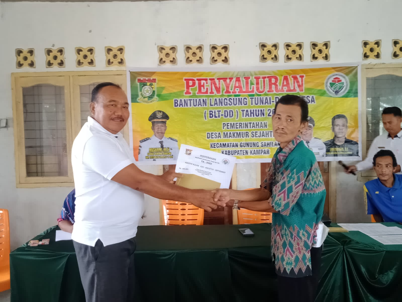 Masyarakat Desa Makmur Sejahtera Terima Bantuan BLT Dan  Bibit Ikan Lele