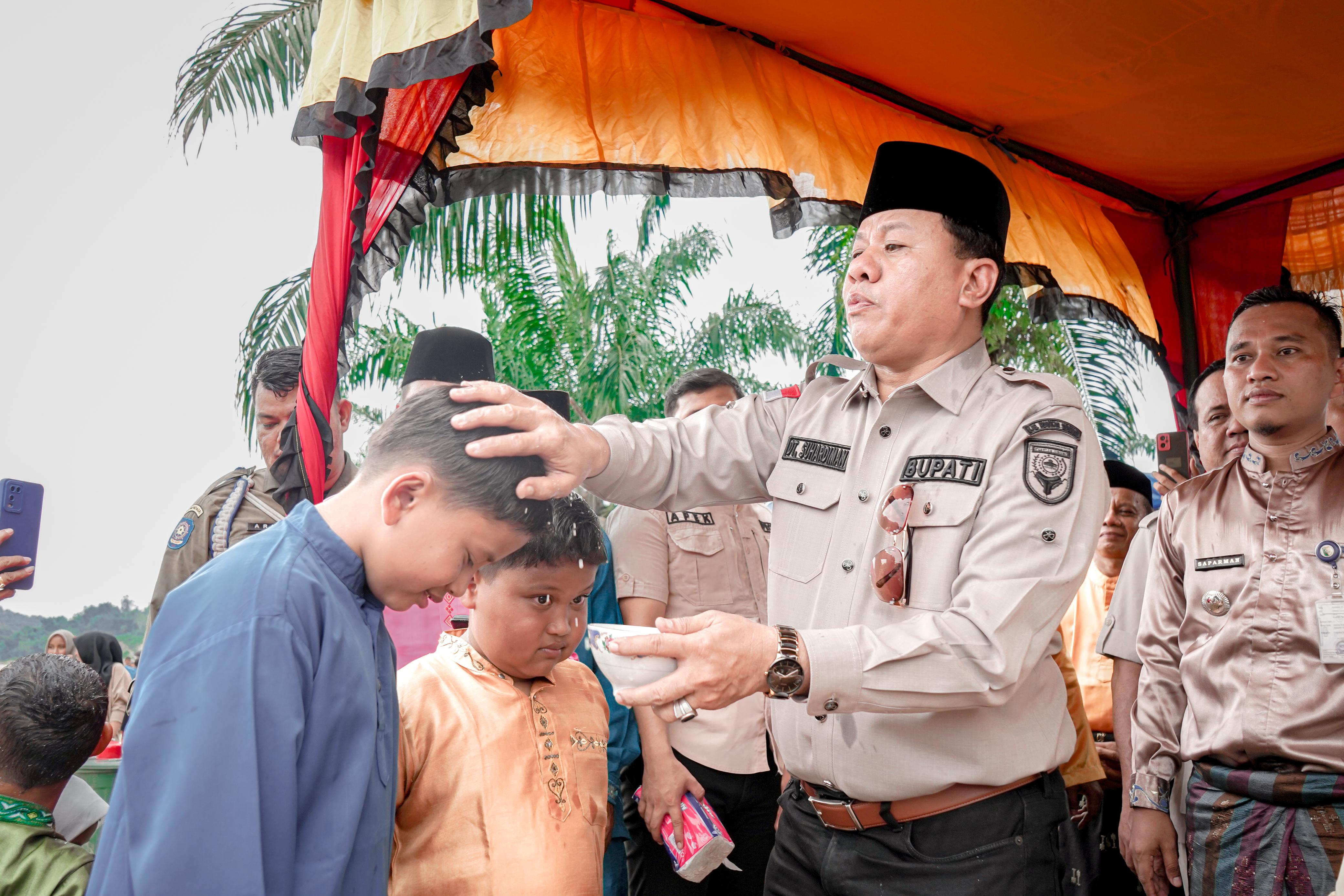 Masyarakat Tumpah Ruah Jalani Tradisi Mandi Balimau Kasai
