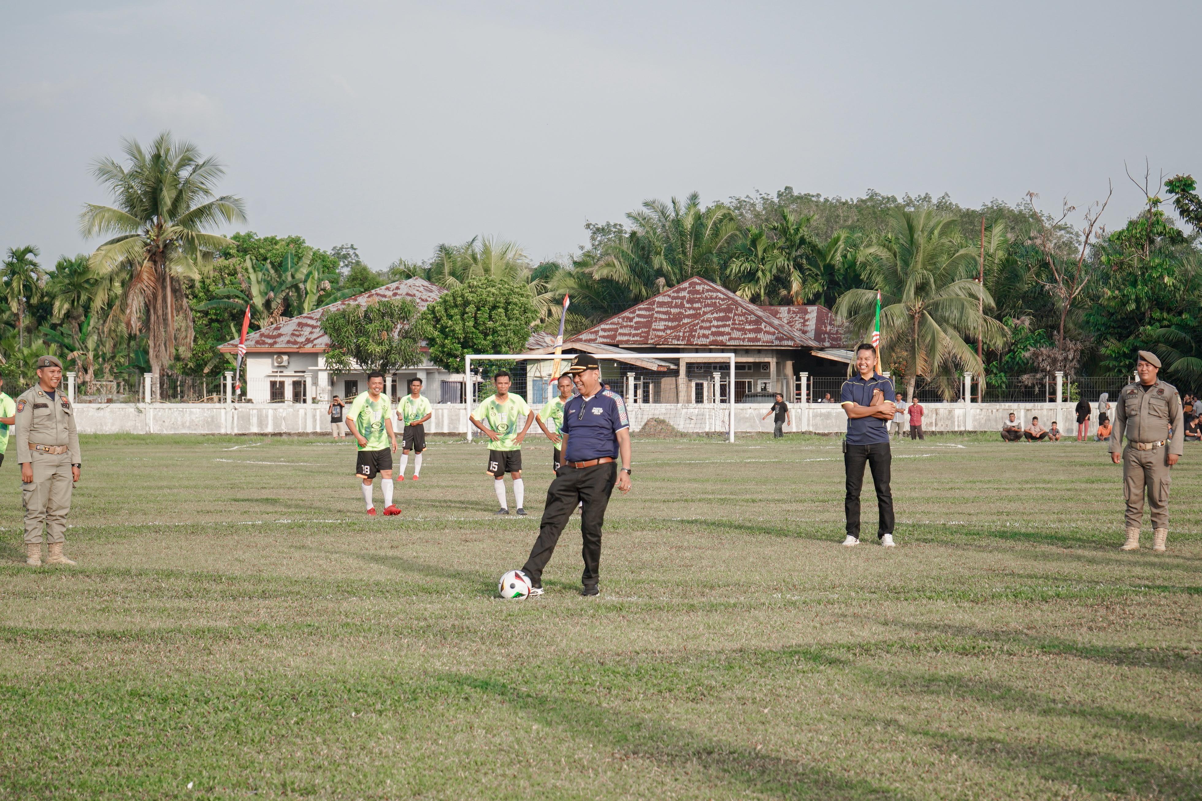 Buka Turnamen RMKK Cup, Bupati Kuansing Harap Kenegerian Kari Kembali Lahirkan Pesepakbola Handal