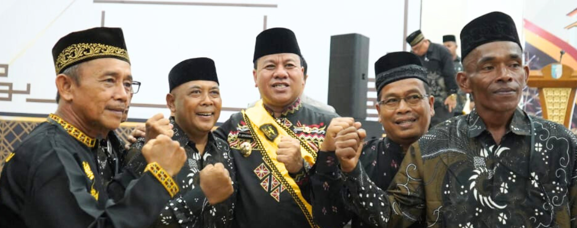 Gaungkan Budaya, Bupati Kuansing Ajak Pejabat Tampil Berbusana Adat Nusantara di Festival Perahu Beganduang